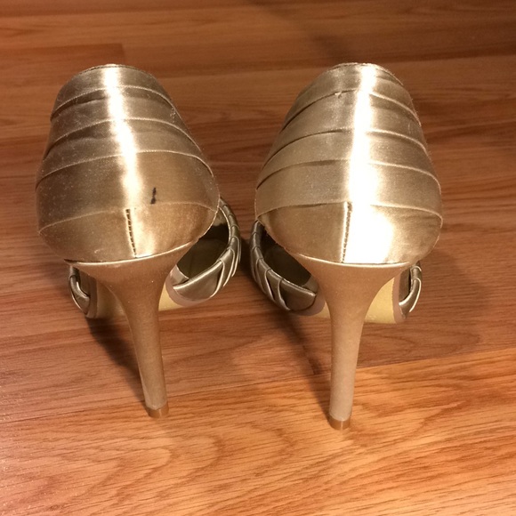 Maxstudio Elba Women Peep-Toe Canvas Cream Heels - Picture 3 of 5